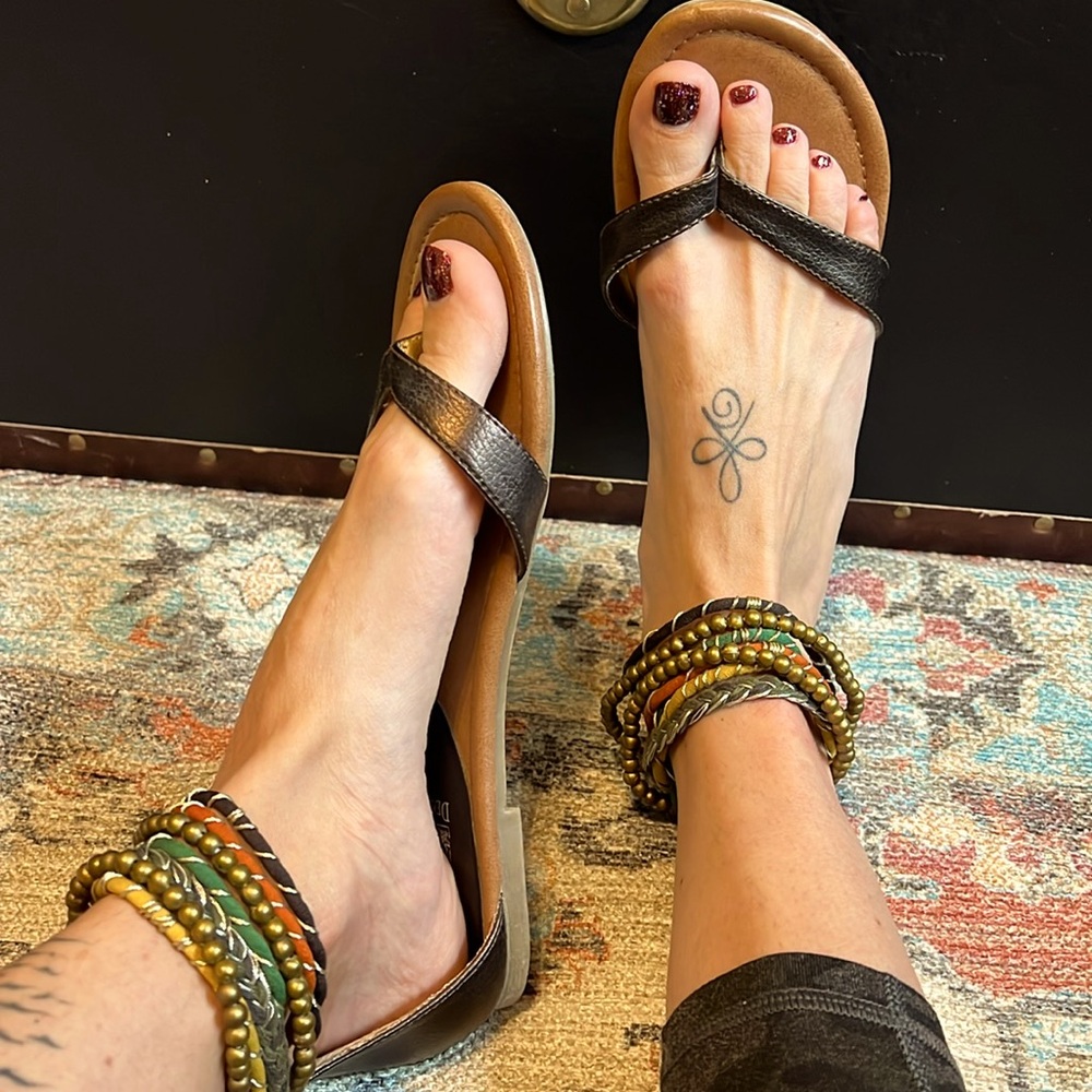 Decree flat sandals Women’s Gladiator style size 9